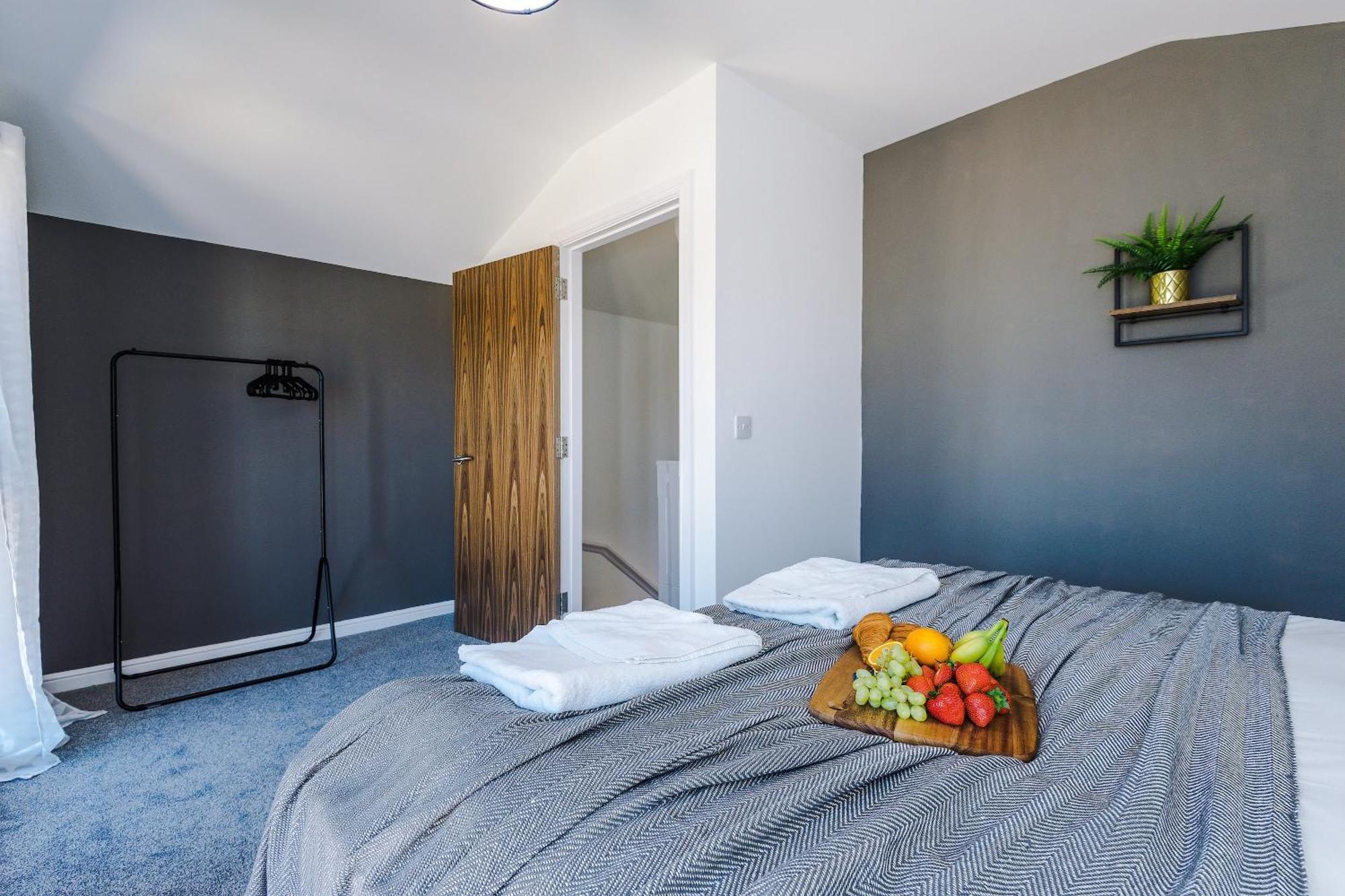 Rest&Recharge At Waterway House Villa Manchester Exterior photo