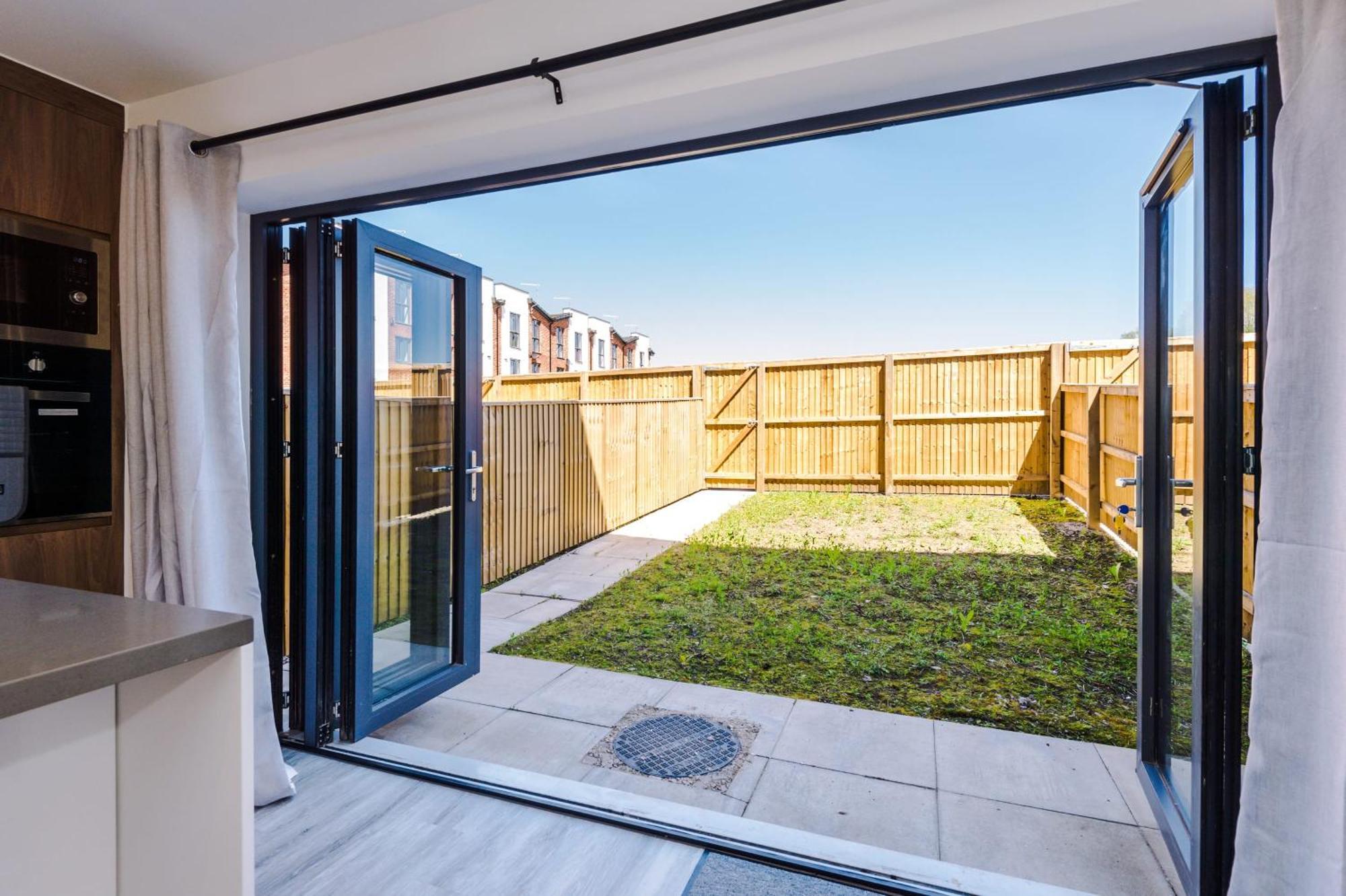 Rest&Recharge At Waterway House Villa Manchester Exterior photo