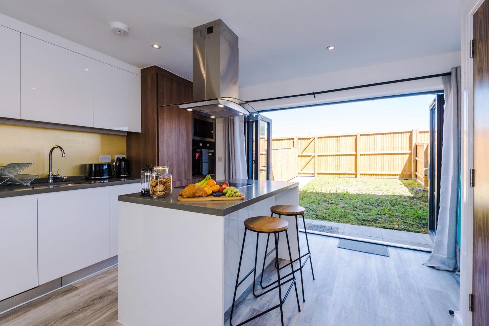 Rest&Recharge At Waterway House Villa Manchester Exterior photo