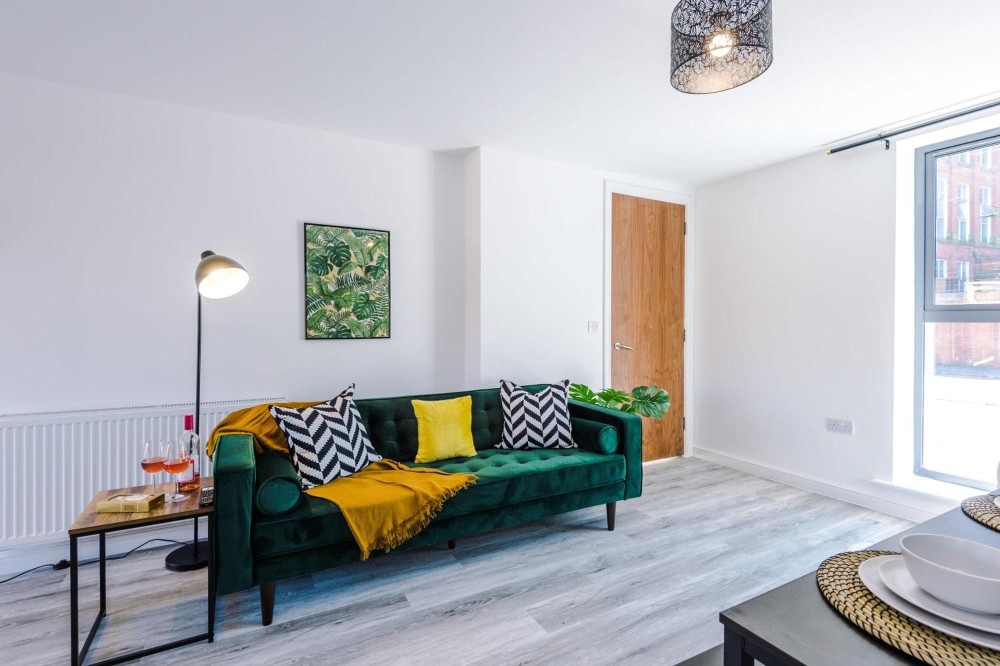 Rest&Recharge At Waterway House Villa Manchester Exterior photo